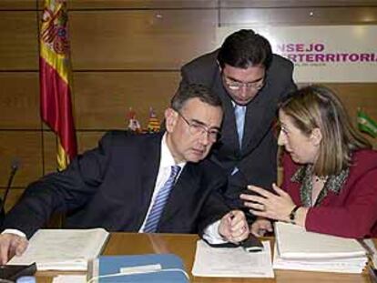 Ana Pastor habla con el consejero Xavier Pomés (Cataluña); detrás, Serafín Castellanos (Comunidad Valenciana).