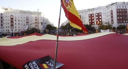 Decenas de personas se han concentrado esta tarde, convocadas por la Fundación para la Defensa de la Nación Española (DENAES), para protestar por las "excarcelaciones masivas" tras el 'fallo Parot'.