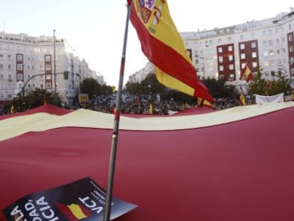 Decenas de personas se han concentrado esta tarde, convocadas por la Fundaci&oacute;n para la Defensa de la Naci&oacute;n Espa&ntilde;ola (DENAES), para protestar por las &quot;excarcelaciones masivas&quot; tras el &#039;fallo Parot&#039;.