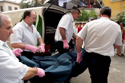 Trabajadores de la funeraria de Palma de Mallorca trasladan el cuerpo de la mujer encontrada muerta junto a sus dos hijas.