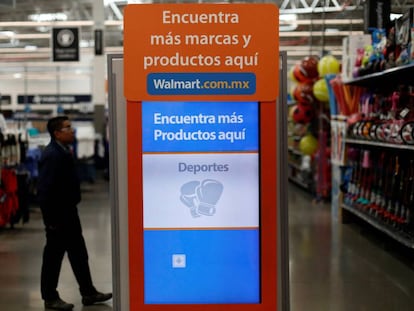 Un cliente en una tienda de Walmart en Ciudad de México. 