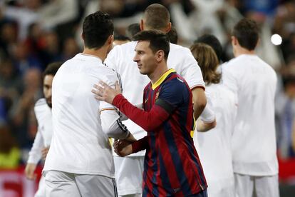 Messi saluda a Ronaldo antes del partido