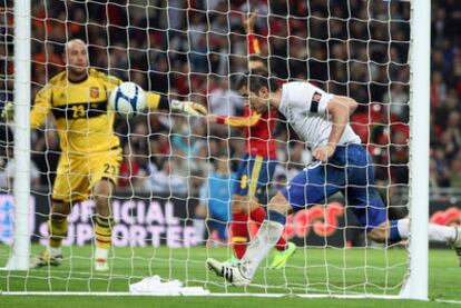 Superado ya Reina, Lampard remata sobre la misma línea y logra el gol inglés.