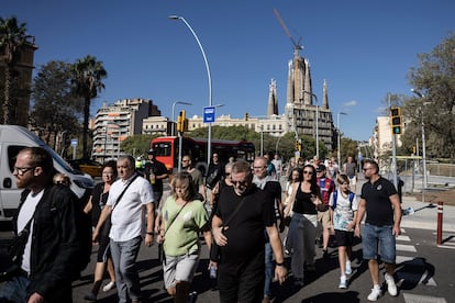 Turistas cruzando la Diagonal a la altura de la Calle Marina en Barcelona