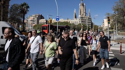 Un grup de turistes creua la Diagonal a l'alçada del carrer Marina