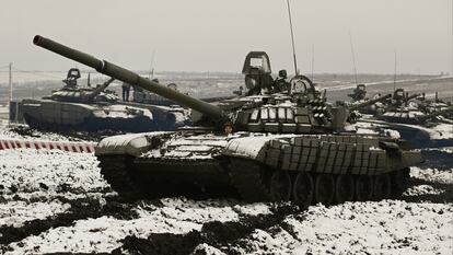 Unos tanques rusos, este miércoles durante unas maniobras militares en la región de Rostov.