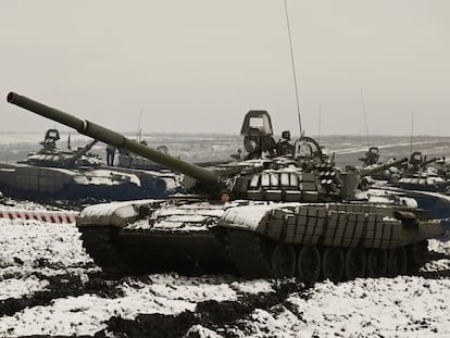 Unos tanques rusos, este miércoles durante unas maniobras militares en la región de Rostov.