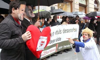 Un momento de la paródica protesta de sindicatos y agentes sociales esta mañana en Bilbao.