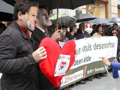 Un momento de la paródica protesta de sindicatos y agentes sociales esta mañana en Bilbao.
