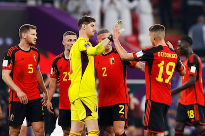 Los jugadores belgas celebran la victoria tras el partido de fútbol del grupo F del Mundial 2022 entre Bélgica y Canadá en el estadio Ahmad bin Ali de Doha, Qatar