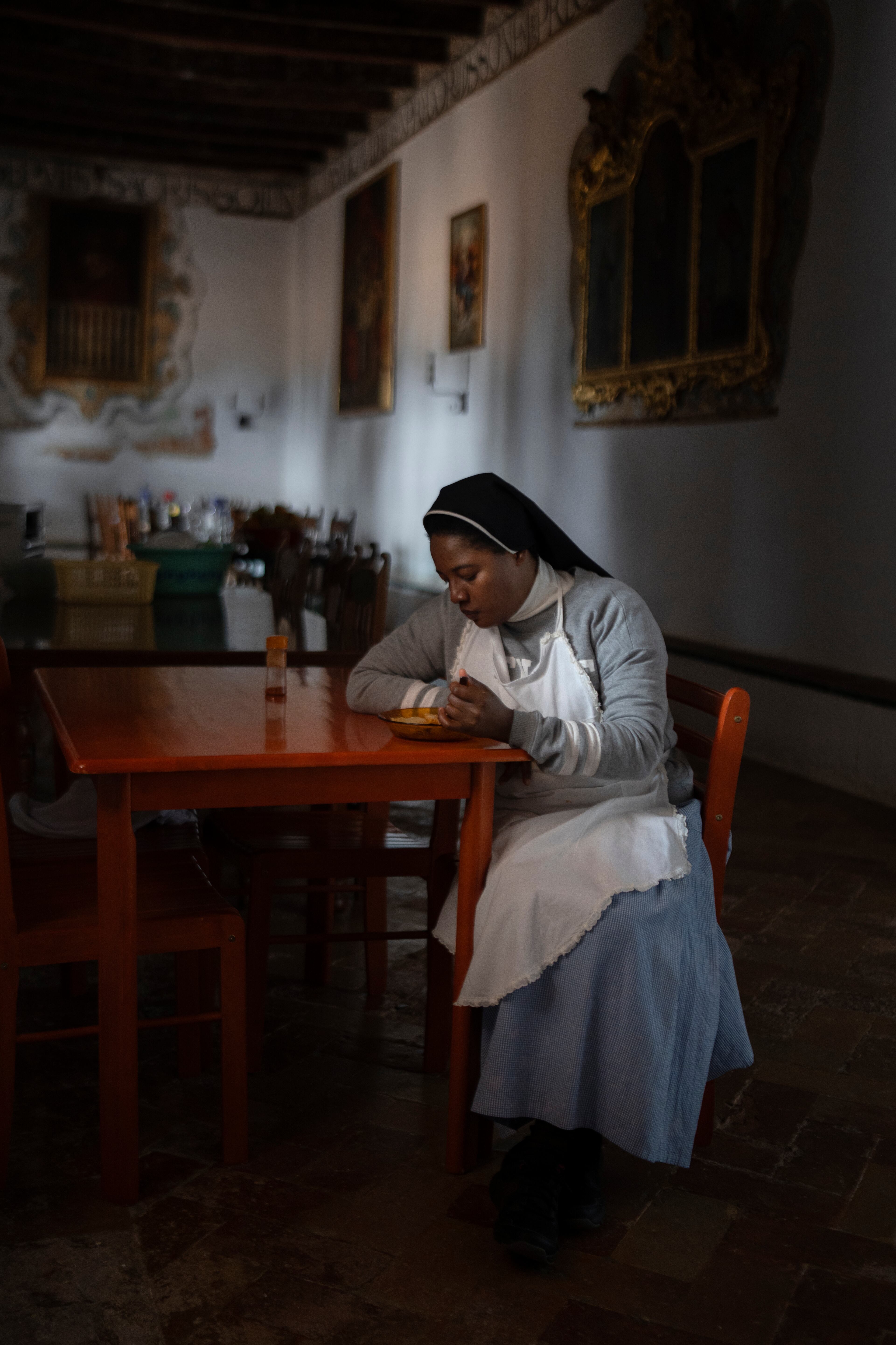 Sor Victoria Nthemba, almuerza en el refectorio del convento.