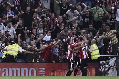 Los jugadores del Athletic celebran el primer gol.