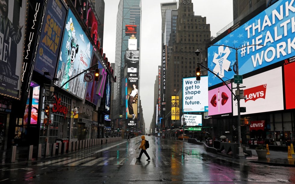 Un peatón cruza por un paso de cebra en Times Square, una de las postales más icónicas de Nueva York.