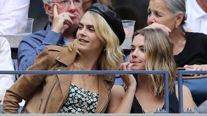 La modelo Cara Delevingne y y la actriz Ashley Benson.