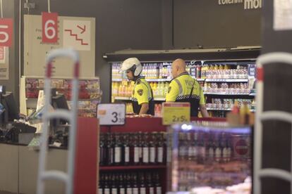 La policía busca un hombre que ha huído después del tiroteo.