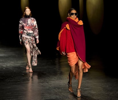 Prabal Gurung, favorito de las alfombras rojas, se pasa en la próxima temporada al lado más deportivo e informal de la moda. Su nueva colección, trufada de fulares y pashminas de abrigo, se inspira en Mustang, una zona himalaya entre Nepal (su tierra natal) y el Tibet a la que los extranjeros no pudieron acceder hasta 1991.