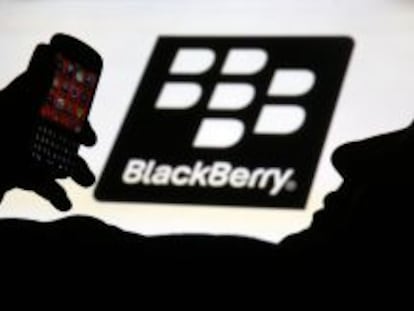 Silueta de un hombre con una BlackBerry Q10.