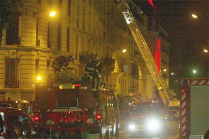 Los bomberos trabajan en el edificio siniestrado esta noche en la capital francesa.