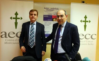 El consejero de Salud, Jon Darpón (derecha), junto Gabriel Otalora, de la Asociación Española contra el Cáncer. 