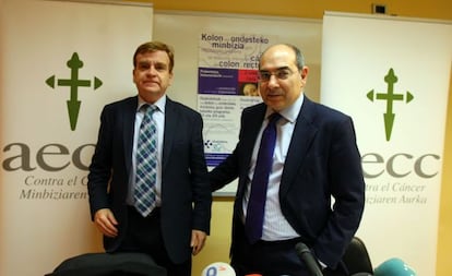 El consejero de Salud, Jon Darpón (derecha), junto Gabriel Otalora, de la Asociación Española contra el Cáncer.