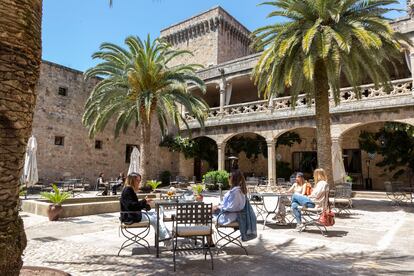 El patio de armas del parador recibe tanto a clientes hospedados como a visitantes de la zona y a turistas.