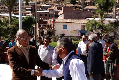 El coronel Muñoz con uno de los supervivientes de la batalla, en Sacsamarca.