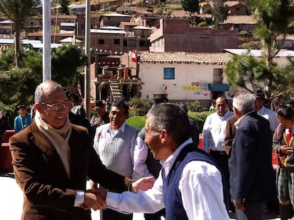 El coronel Muñoz con uno de los supervivientes de la batalla, en Sacsamarca. 