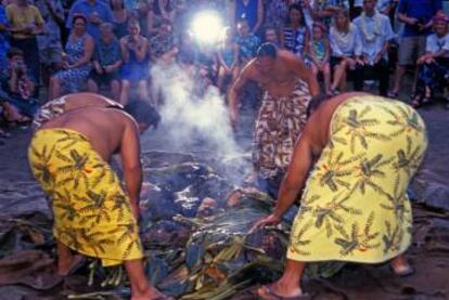 En la fiesta del Luau, en Hawái, se asa un cerdo enterrado en el suelo. Los ultras estadounidenses llaman 'cerdos' a los policías. Para saber de dónde viene este amor por la moda hawaiana basta con sumar dos y dos.