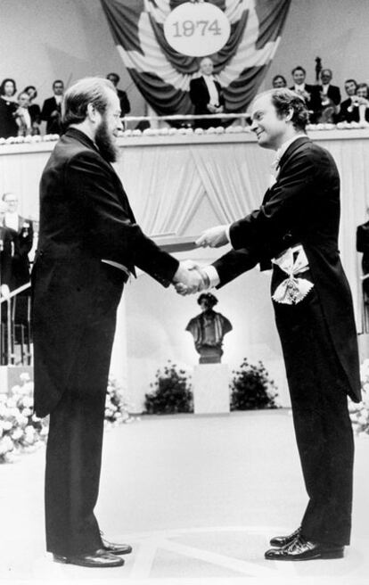 El escritor Alexandr Solzhenitsin recibe en 1974 el premio que ganó en 1970