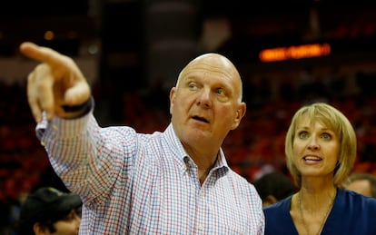 Steve Ballmer y su esposa, Connie Snyder en una imagne de 2015 tomada durante los 'playoffs' celebrados en Texas.