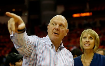 Steve Ballmer y su esposa, Connie Snyder en una imagne de 2015 tomada durante los 'playoffs' celebrados en Texas. 