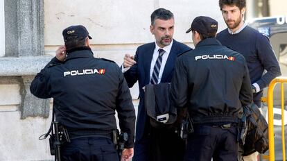 Santi Vila (c) arrives at the Supreme Court on Thursday.