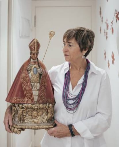 Mariví Esparza, with the figure of San Fermín that she takes every morning of the Running of the Bulls from City Hall to Santo Domingo. The rest of the year she looks after it in her house. Her husband and another two runners purchased the idol in a religious art store in 1978.