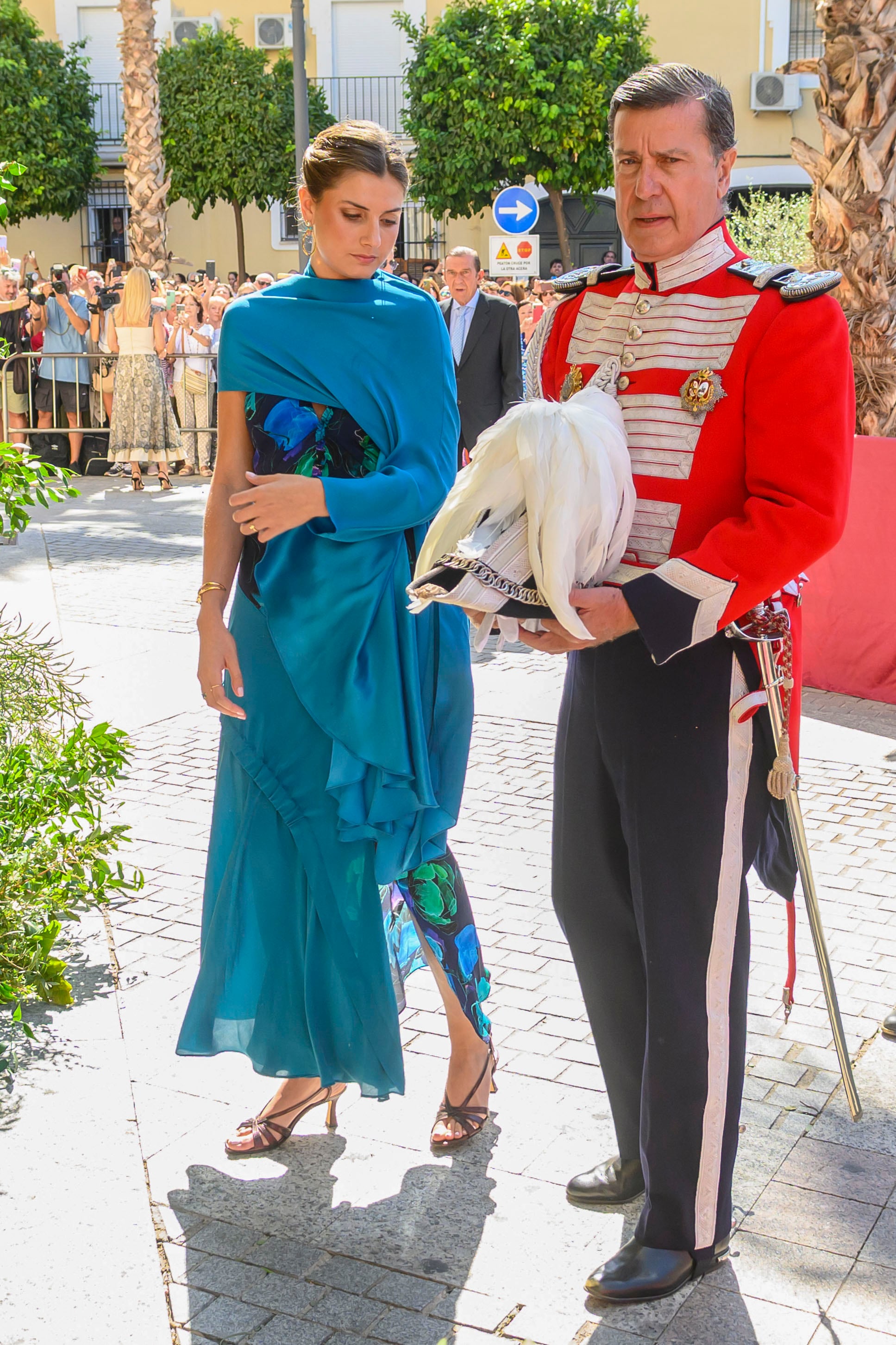 Boda de cortijo 1 El novio Cayetano Martínez de Irujo, acompañado de su hija, Amina, madrina del enlace, a su llegada a la iglesia de los Gitanos, este sábado en Sevilla.