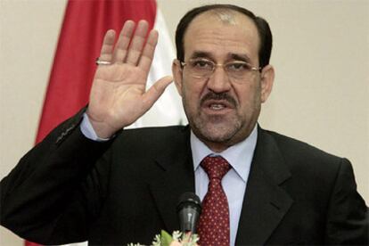 El primer ministro iraquí, el chií Nuri al Maliki, hace un gesto durante la primera rueda de prensa tras su investidura.