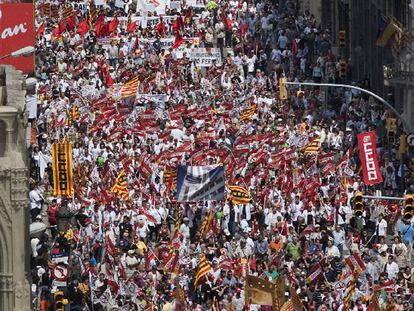 Vista de la manifestación contra los recortes a su paso por la Via Laietana.