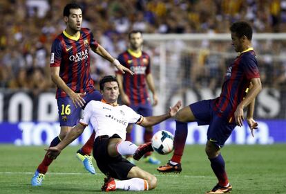 Helder Postiga, entre Neymar y Busquets.