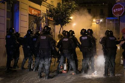Un equip dels agents antidisturbis a Gràcia. 