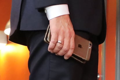 El presidente francés, Emmanuel Macron, con dos de sus teléfonos durante una cumbre europea en noviembre de 2017