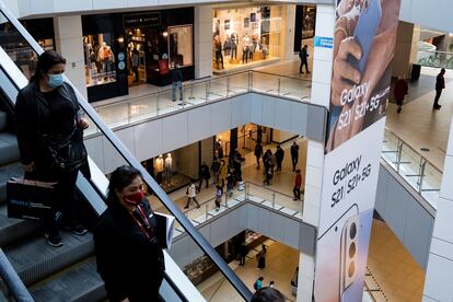 Visitantes, compradores, consumidores: ocio en un centro comercial.