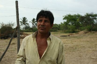 Grimaldo durmió durante días al raso junto a la planta potabilizadora que rehabilitaba ACH para que nadie robara los materiales. Perú, marzo 2017.