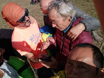 José Luis Bernal García saluda a sus compañeros tras ser rescatado.