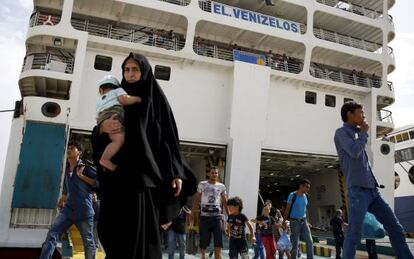 Refugiados desembarcan este jueves en el puerto del Pireo.