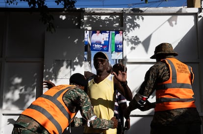 Agentes de la Policía Militar Electoral revisan a los ciudadanos antes de permitirles el ingreso a un centro de votación, el 19 de mayo.