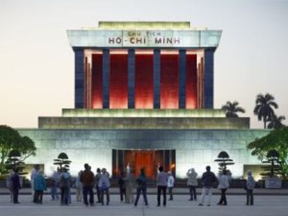 Turistas ante el mausoleo de Ho Chi Minh, en Hanoi (Vietnam).