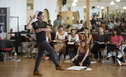 Antonio Banderas, el pasado lunes en un momento del ensayo de 'A Chorus Line' en la Escuela Superior de Artes Escénicas de Málaga.
 
 