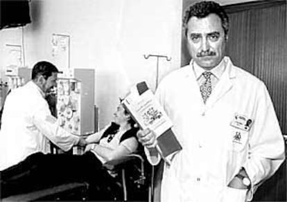 Isidro Prat, con el libro de anécdotas, en el centro de transfusiones que dirige en Málaga.