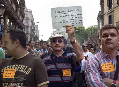 Manifestantes a su paso por el Departamento de Interior.