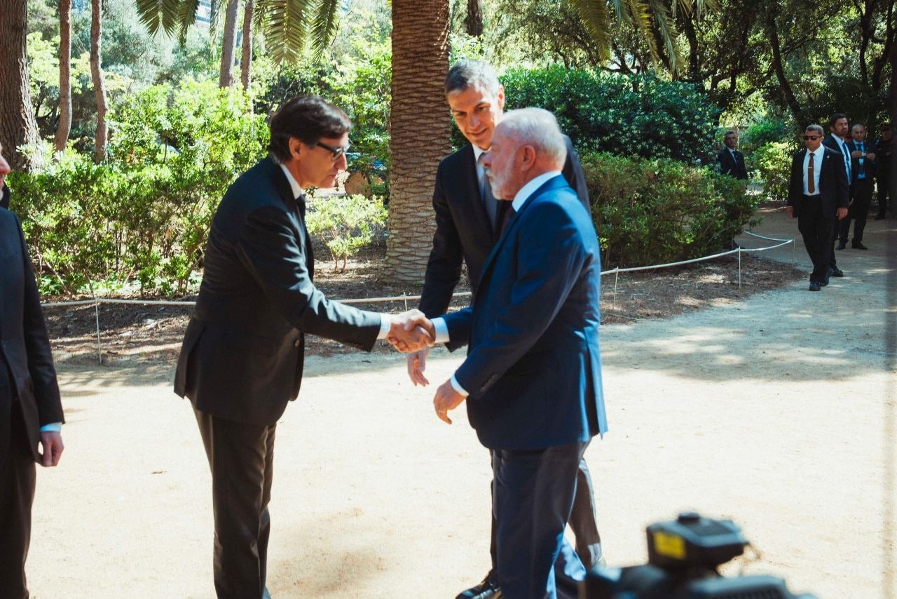 El president Salvador Illa saluda al president Lula da Silva, en Pdralbes ante la presencia del presidente Pedro Sánchez.