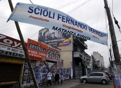 Vecinos de La Matanza en medio de la publicidad de los candidatos.